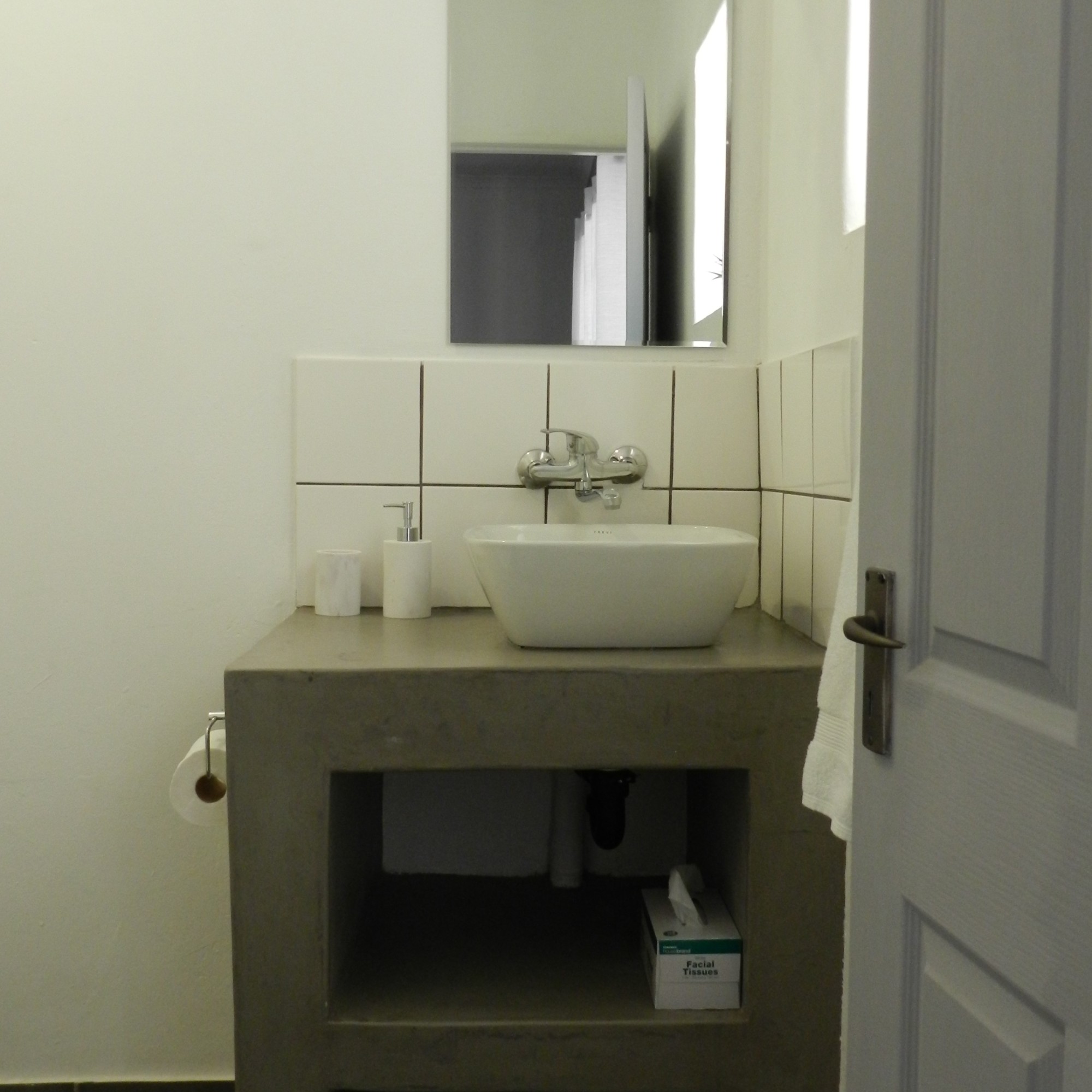 Volmoed 1 en-suite bathroom, President Paul Kruger Guest Lodge